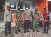 Kapolsek Balata Beserta Danramil Lakukan Pengamanan Vaksinasi Pastikan Masyarakat Menerima BST Setelah di Vaksin