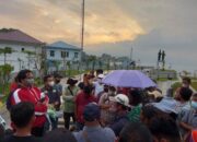 Lurah Parapat Cuek Saat Warganya Menolak RTP di Tutup,PUPR Bentangkan Spanduk Bertuliskan Tutup