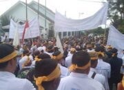 Ribuan Karyawan PTPN IV UNRAS di Depan Kantor Bupati Simalungun