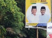 Baliho Paslon No Urut 1 di Gerbang Kota Touris Parapat Dihiasi Tumpukan Sampah Bau Sekali