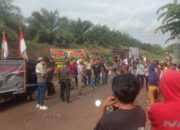 Jalan Tak Kunjung Diaspal Masyarakat Bandar Huluan Dan Dolog Batunanggar Lakukan Aksi