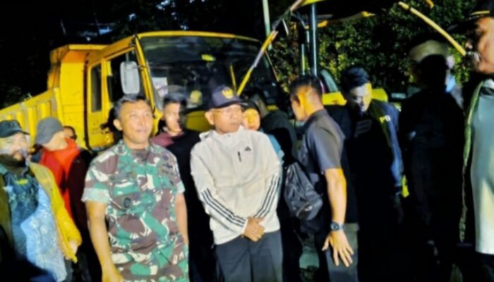 Tinjau Lokasi Banjir Bandang dan Longsor Bupati Simalungun Langsung Turunkan Alat Berat dan Temui Korban Luka