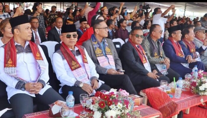 Bupati Simalungun Bersama Wakil  Hadiri Hari Jadi Kabupaten Toba Yang Ke 26