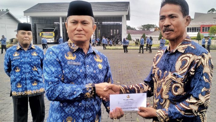 ASN di Lingkungan Pemkap Simalu Melaksanakan Upacara HKN 28 Anggota KORPRI Purna Tugas Mendapat Tali Asih