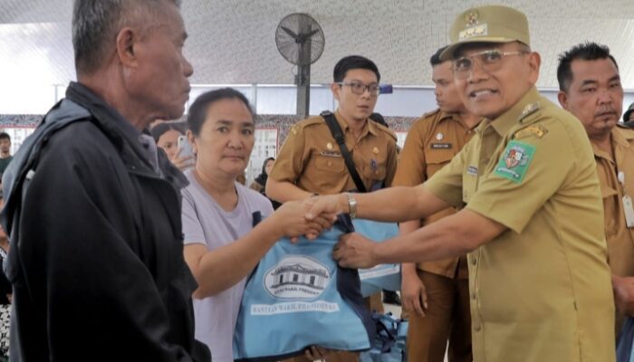 Bupati Simalungun Salurkan Bantuan Paket Sembako Dari Wapres RI Kepada Korban Banjir di Prapat