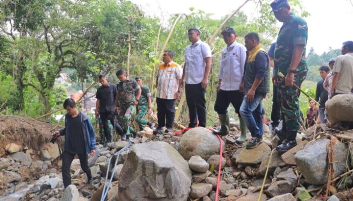 Bupati Simalungun Dampingi Gubsu Tinjau Lokasi Banjir di Parapat