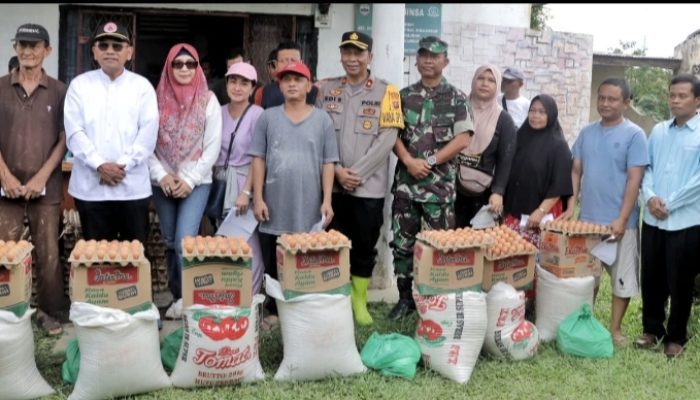 Beri Bantuan Kepada Warga Terdampak Banjir Di Serbelawan Bupati Simalungun Himbau Warga Tidak Buang Sampah Sembarangan
