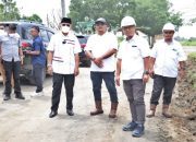 Bupati Simalungun Tinjau Kegiatan Pengerasan Jalan Penghubung Dolog ilir ke Laras Kecamatan Dolok Bandar Huluan