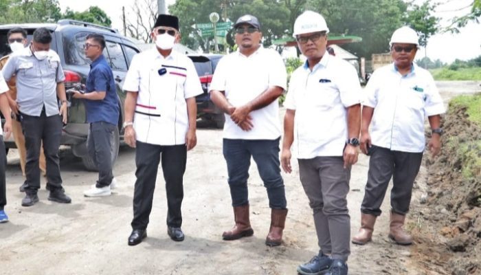 Bupati Simalungun Tinjau Kegiatan Pengerasan Jalan Penghubung Dolog ilir ke Laras Kecamatan Dolok Bandar Huluan
