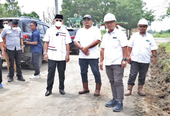 Bupati Simalungun Tinjau Kegiatan Pengerasan Jalan Penghubung Dolog ilir ke Laras Kecamatan Dolok Bandar Huluan