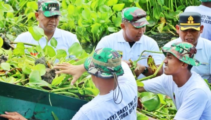 Dalam Rangka Menjaga Kebersihan dan Keindahan Danau Toba , TNI AD  Bersama Masyarakat Membersihkan Enceng Gondok