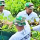 Dalam Rangka Menjaga Kebersihan dan Keindahan Danau Toba , TNI AD  Bersama Masyarakat Membersihkan Enceng Gondok