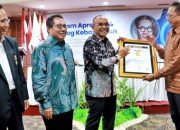 Bupati Simalungun Terima Penghargaan Sahabat Pers Indonesia Dari SMSI