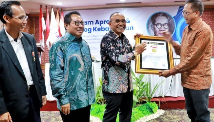 Bupati Simalungun Terima Penghargaan Sahabat Pers Indonesia Dari SMSI