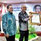 Bupati Simalungun Terima Penghargaan Sahabat Pers Indonesia Dari SMSI