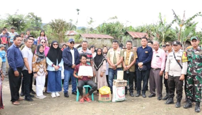 Kunjungi Korban Musibah Kebakaran di Kecamatan Raya, Bupati Simalungun Berikan Bantuan