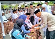 Bupati Simalungun Tepung Tawari Jamah Calhaj Tahun 1446 H/2025M Bupati  Simalungun dan Keluarga Berikan Uang Saku Pada Jamaah