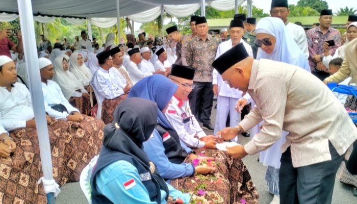 Bupati Simalungun Tepung Tawari Jamah Calhaj Tahun 1446 H/2025M Bupati  Simalungun dan Keluarga Berikan Uang Saku Pada Jamaah