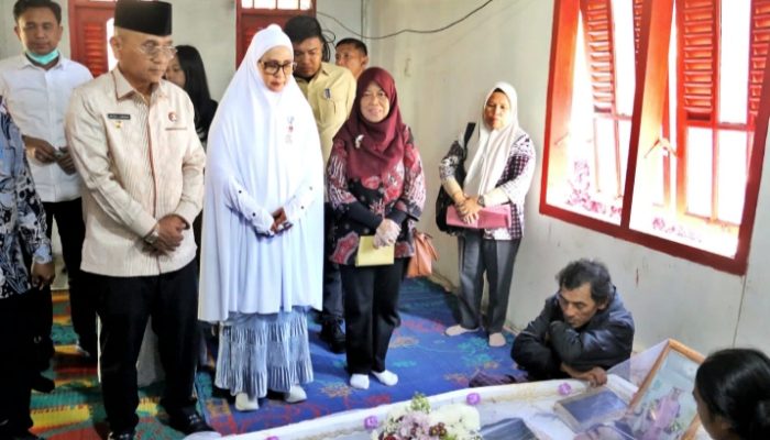 kunjungi Korban Lakalantas Bus ALS Bupati Simalungun Berikan Santuan dan Akta Kematian