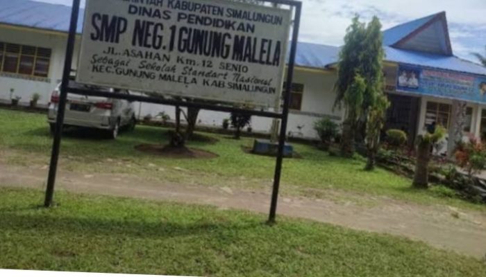 Kepala SMP-1Gunung Malela Miskinksn Para Gurunya dan Suswa-Siswinya