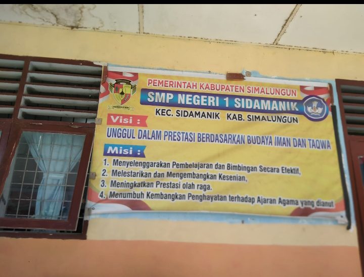 Kepsek SMP N-1 Sidamanik  Alimuda Tobing Bersembunyi Saat Wartawan Menenuinya
