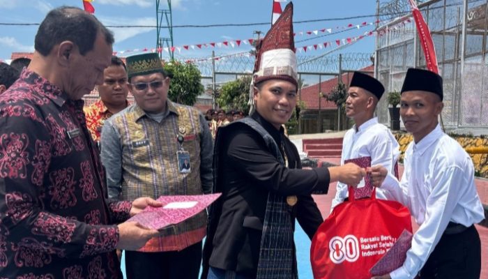 Wakil Bupati Simalungun Serahkan Surat Remisi Khusus Kepada WBP  Lapas Narkotika