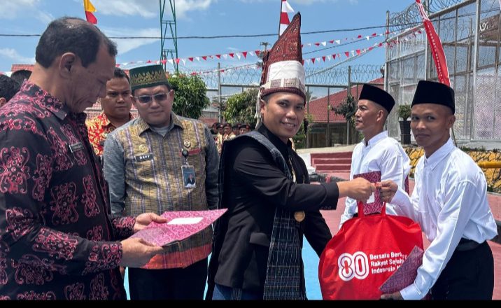 Wakil Bupati Simalungun Serahkan Surat Remisi Khusus Kepada WBP  Lapas Narkotika