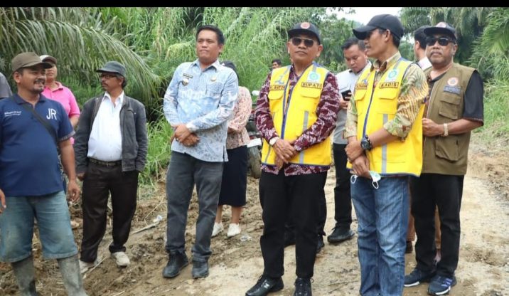 Tinjau Jalan Propinsi Akibat Longsor Bupati Simalungun Perintahkan Kadis PUTR Lakukan Perbaikan Sementara