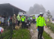 Hujan Deras Genangi Jalan KM 35 Dua Personil Polsek Perdagangan Siaga Ditengah Banjir Atur Lalin