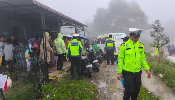 Hujan Deras Genangi Jalan KM 35 Dua Personil Polsek Perdagangan Siaga Ditengah Banjir Atur Lalin