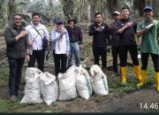 Gotong Royong Kutip Brondolan Dobrakan Kebun Bahbirong Ulu Capai Target Produksi