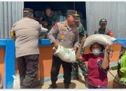 Kapolda Sumut dan Pangdam1/BB Turun Langsung Bagikan Beras Untuk Korban Bencana Tapanuli Tengah