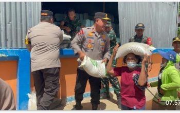 Kapolda Sumut dan Pangdam1/BB Turun Langsung Bagikan Beras Untuk Korban Bencana Tapanuli Tengah