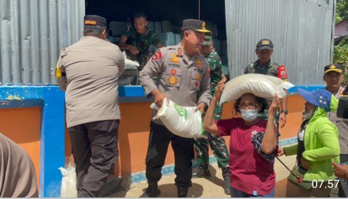 Kapolda Sumut dan Pangdam1/BB Turun Langsung Bagikan Beras Untuk Korban Bencana Tapanuli Tengah