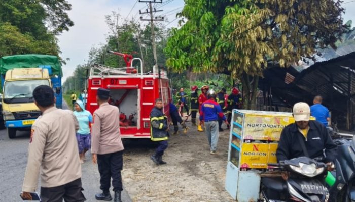 Respon Kilat Polres Simalungun Langsung Evakuasi Korban dan Amankan TKP Kebakaran Bengkel Yang Hanguskan Satu Rumah