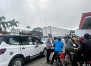 Antrean Panjang di SPBU Raya Kasat Samapta Polres Simalungun Turun Langsung Atur Lalin Dengan Buka Tutup