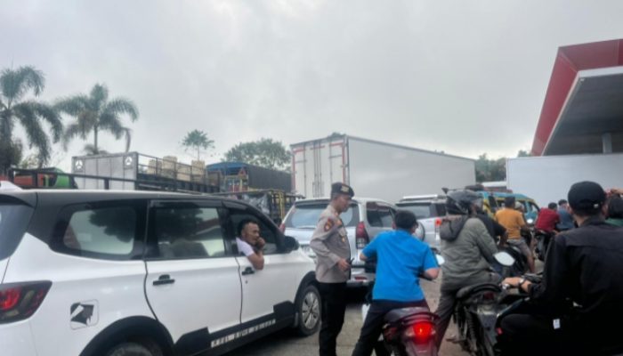 Antrean Panjang di SPBU Raya Kasat Samapta Polres Simalungun Turun Langsung Atur Lalin Dengan Buka Tutup