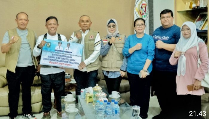 Bupati DR H Anton Achmat Saragih Serahkan Bantuan Kemanusian Kepada Korban Bencana di Tapteng