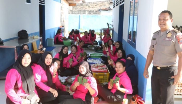 Bhayangkari Peduli Polres Simalungun Gelar Dapur Umum Siapkan Ribuan Makanan Untuk Korban Banjir dan Longsor Sumut