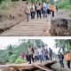 Tinjau Jalan Putus Akibat Longsor Bupati Simalungun Himbau Masyarakat Untuk Berhati-Hati
