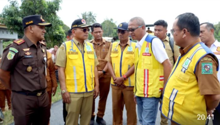 Tinjau Pekerjaan Jalan Di Kecamatan Tapian Dolok dan Bandar Huluan Bupati Simalungun MRi Kita Rawat Sama-Sama  Jalan Ini