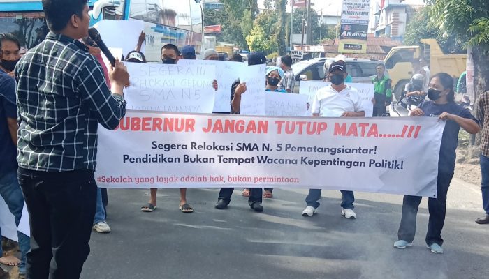 Masyarakat Dengan Pemerhati Pendidikan Lakukan Demontrasi Tuntut Relokasi SMAN-5