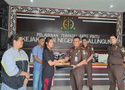 Kejaksaan Negeri Simalungun Laksanakan Penetapan Hakim Atas Penetapan Restorative  Justice Kasus Penadahan dan  Menghadiahkan Laptop Untuk Anak Tersangka