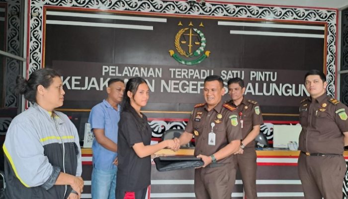 Kejaksaan Negeri Simalungun Laksanakan Penetapan Hakim Atas Penetapan Restorative  Justice Kasus Penadahan dan  Menghadiahkan Laptop Untuk Anak Tersangka