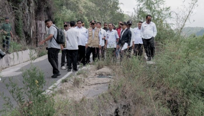 Bupati Simalungun Tinjau Jalan Longsor di Harangaol Gerak Cepat Untuk Jalan Vital