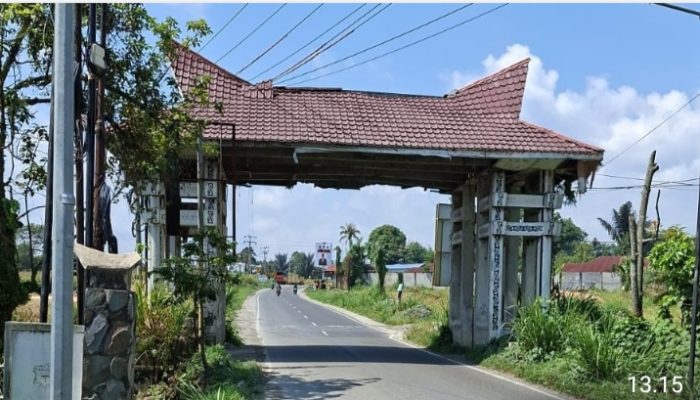 PEMKAB SIMALUNGUN AMBIL LANGKAH STRATEGIS BONGKAR GAPURA PERBATASAN SIANTAR-SERIBUDOLOK DEMI KELANCARAN LALU-LINTAS