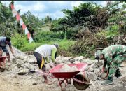 Warga dan Satgas TMMD ke-127 Kodim Simalungun Bekerja Membuat Drainase di Nagori Bahapal