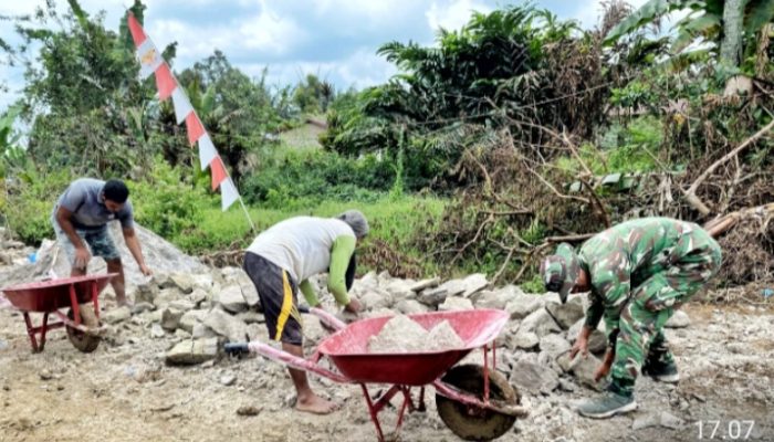 Warga dan Satgas TMMD ke-127 Kodim Simalungun Bekerja Membuat Drainase di Nagori Bahapal