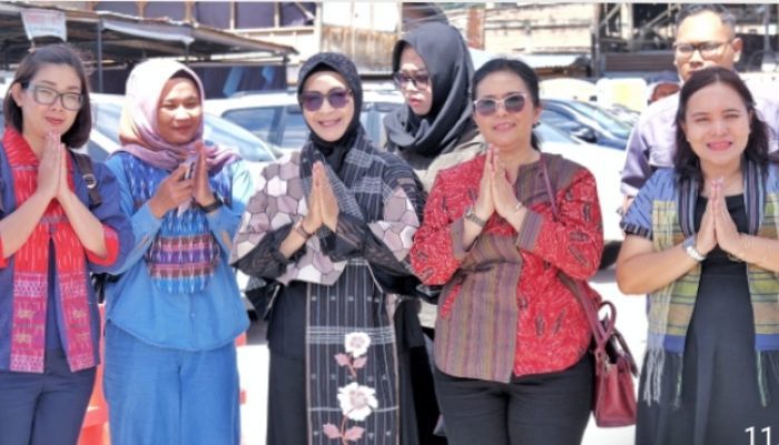 Hadiri Hari Jadi ke 22 Kabupaten Samosir  Ny Hj Darmawati Anton Achmat Saragih Semoga Semakin Maju dan Sejahtra