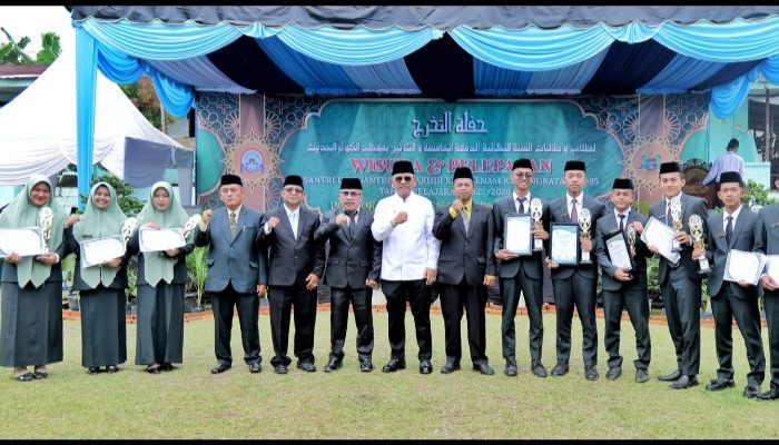 Hadiri Wisuda Santri  Ponpes Modren Al. Kautsar Bupati Simalungun Dorong Lahirnya Generasi Masa Depan Cerdas Cara Intelektual